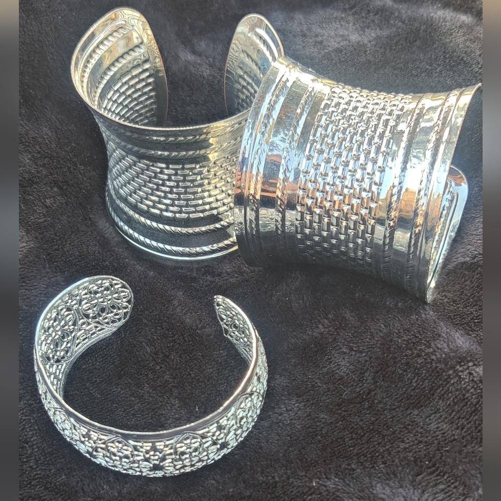 ⭐3 For $21⭐ Elegant Silver Tone Cuff Bracelets and Floral Bracelet - Picture 5 of 5